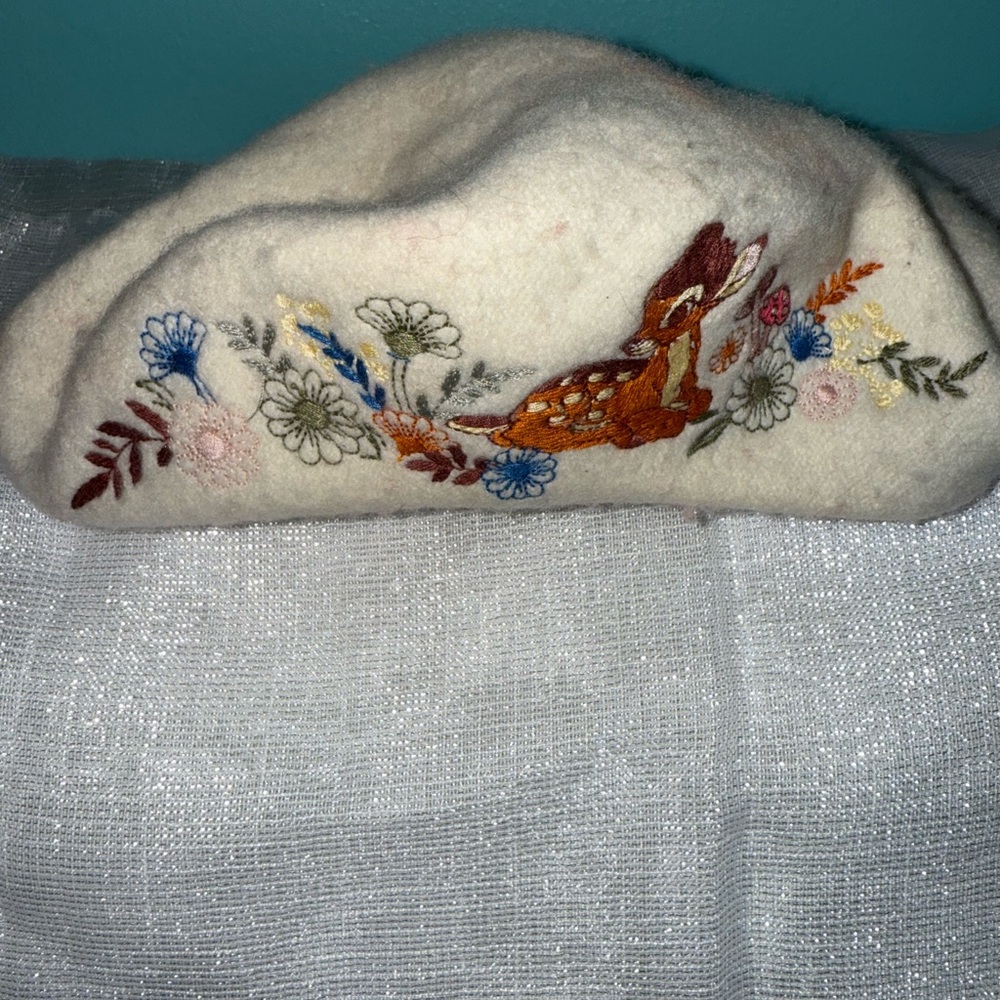 Embroidered White Kids Beret with Floral and Animal Design - Picture 6 of 6